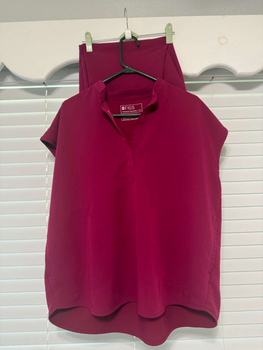 FIGS Women's scrub set
